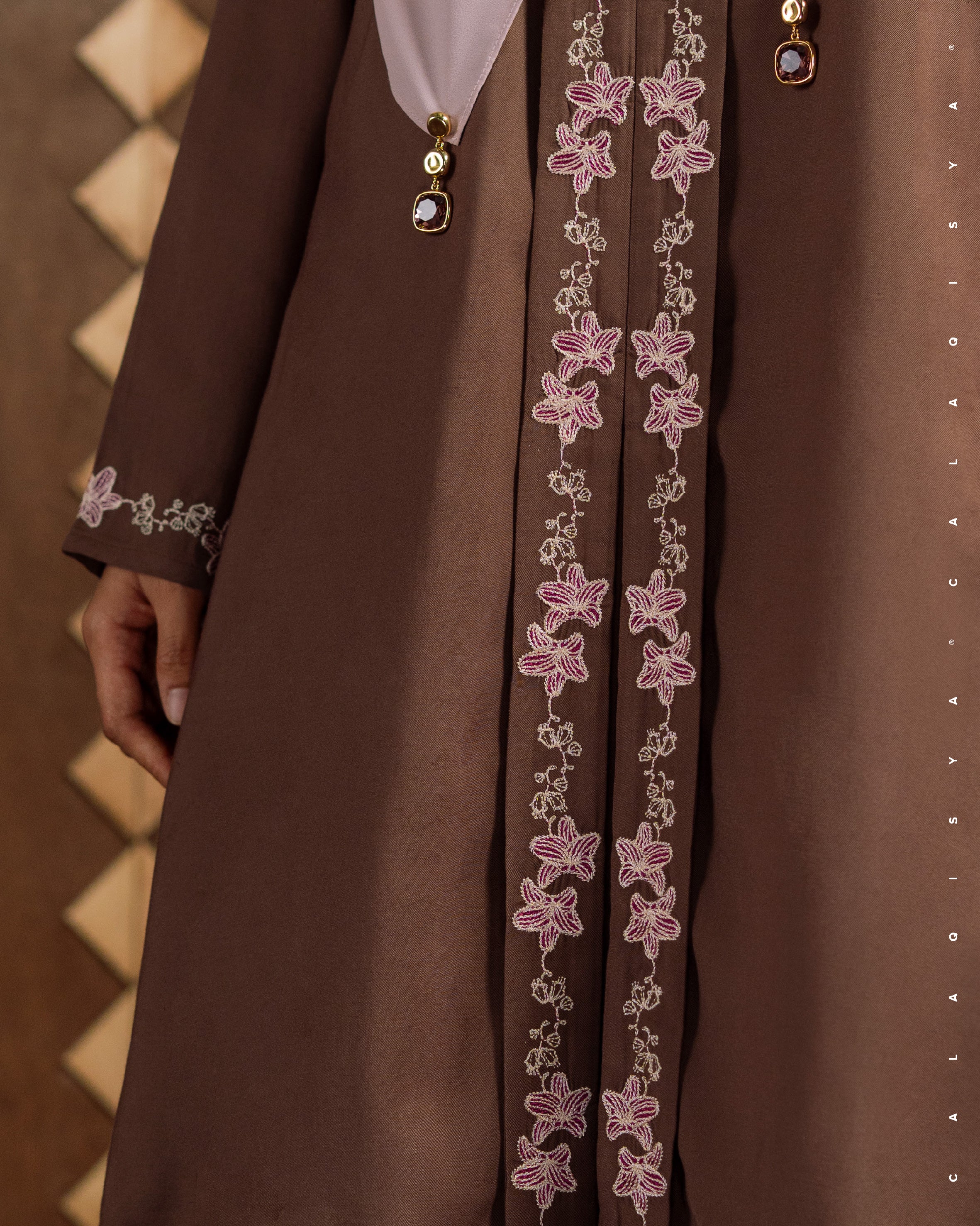 AKAAR LEILA IN DOWNTOWN BROWN - Image 3