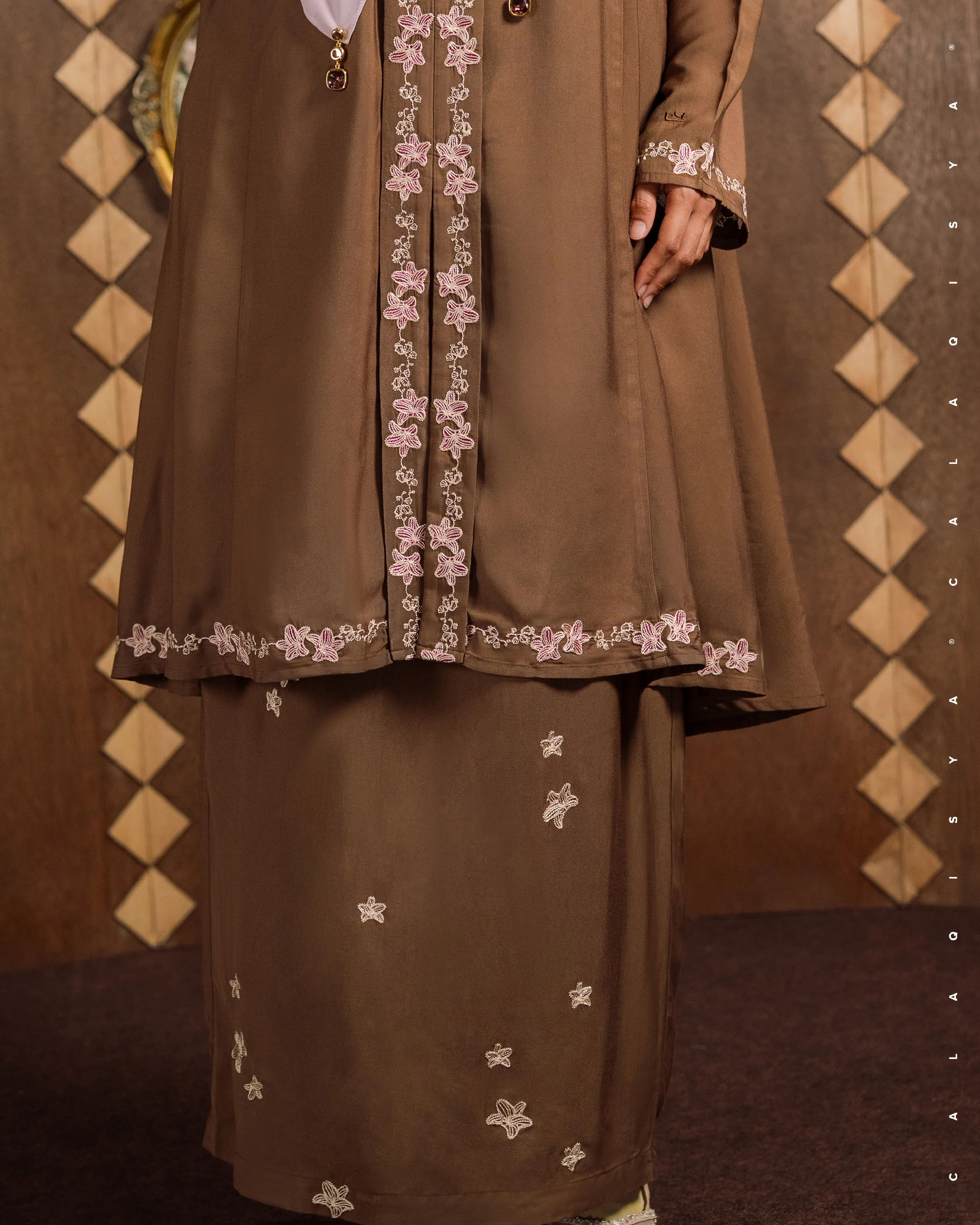 AKAAR LEILA IN DOWNTOWN BROWN - Image 4