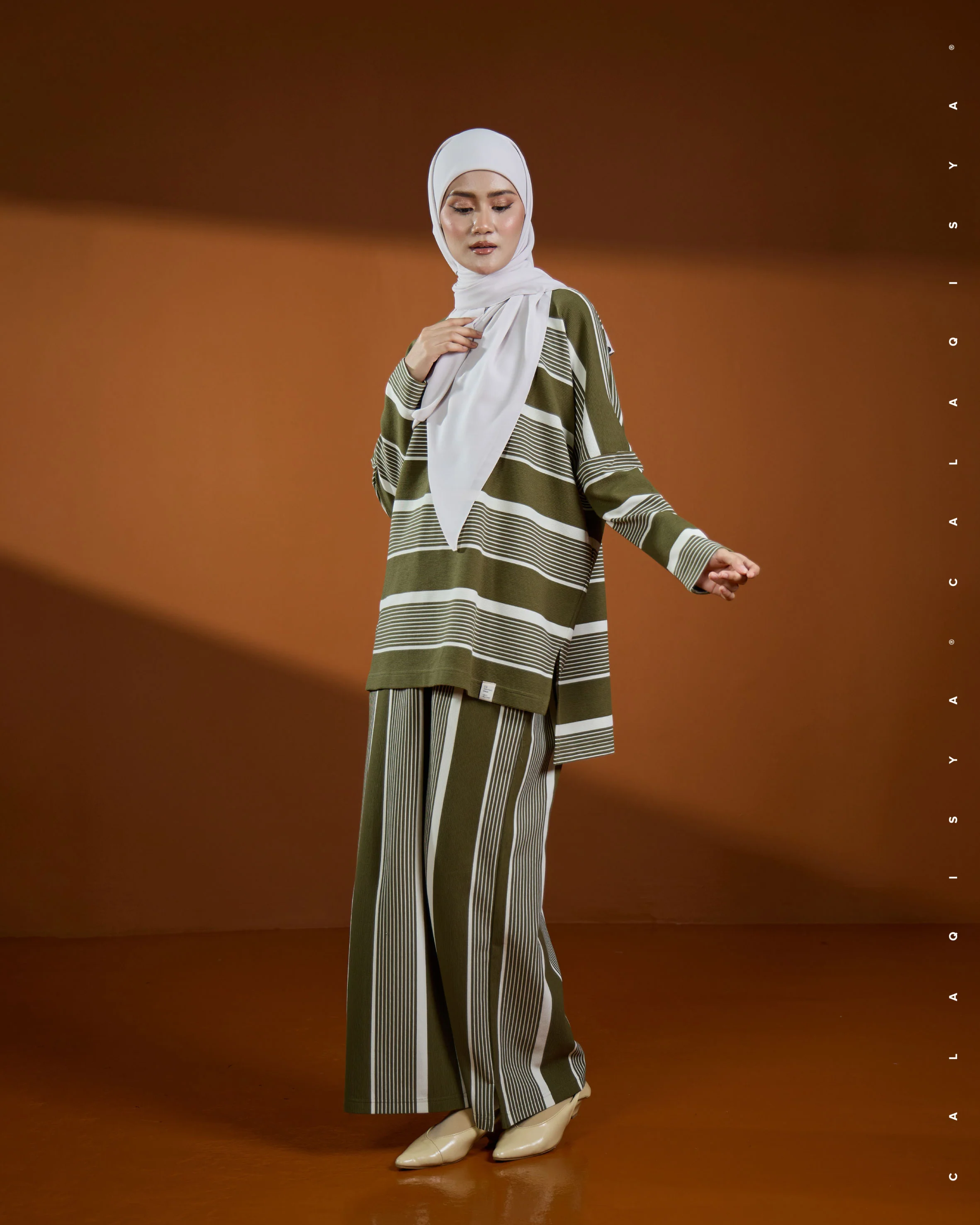 COMFORTWEAR CHEER : STRAIGHT SKIRT IN AVOCADO - Image 2