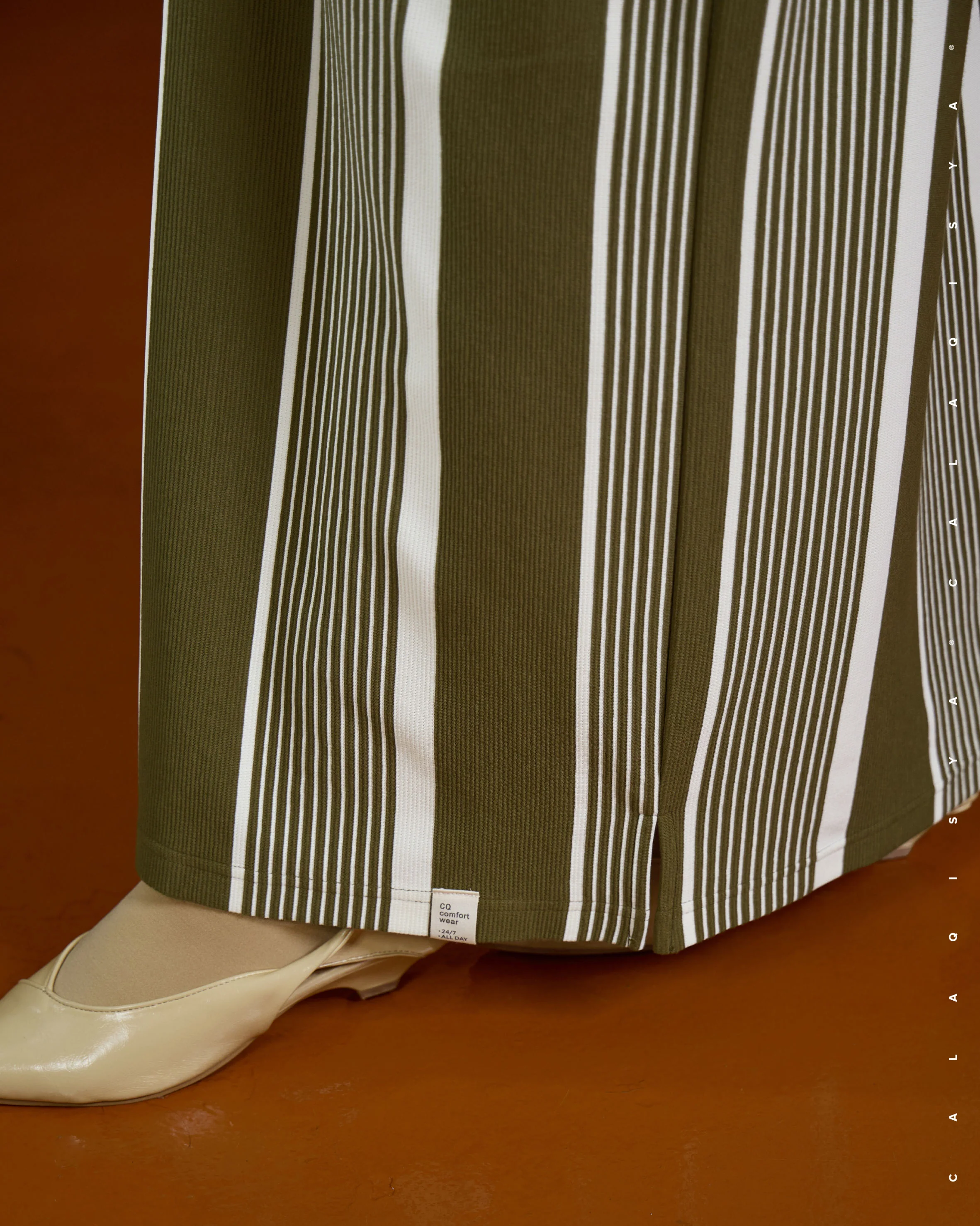 COMFORTWEAR CHEER : STRAIGHT SKIRT IN AVOCADO - Image 3