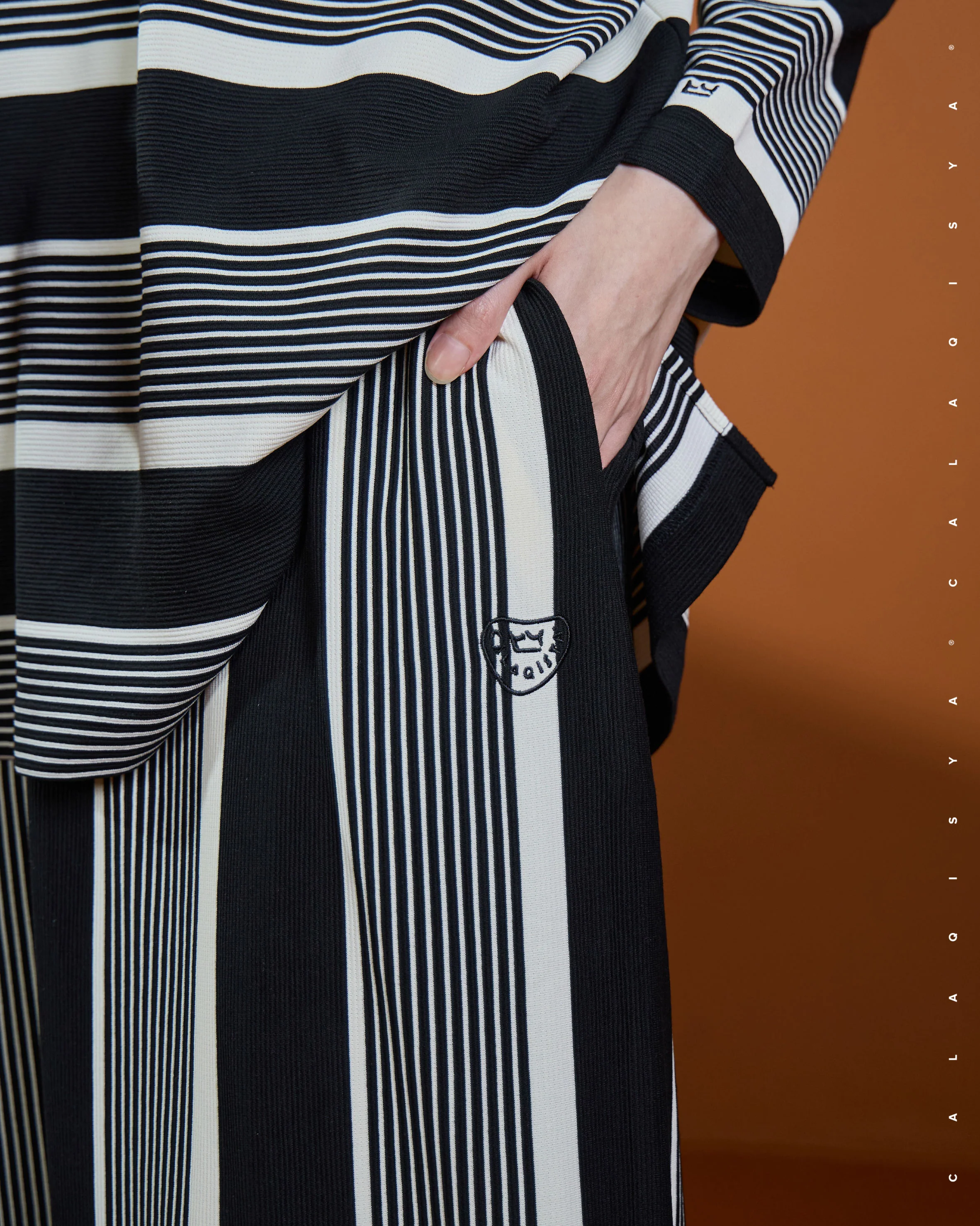 COMFORTWEAR CHEER : STRAIGHT SKIRT IN BLACK ONYX - Image 3