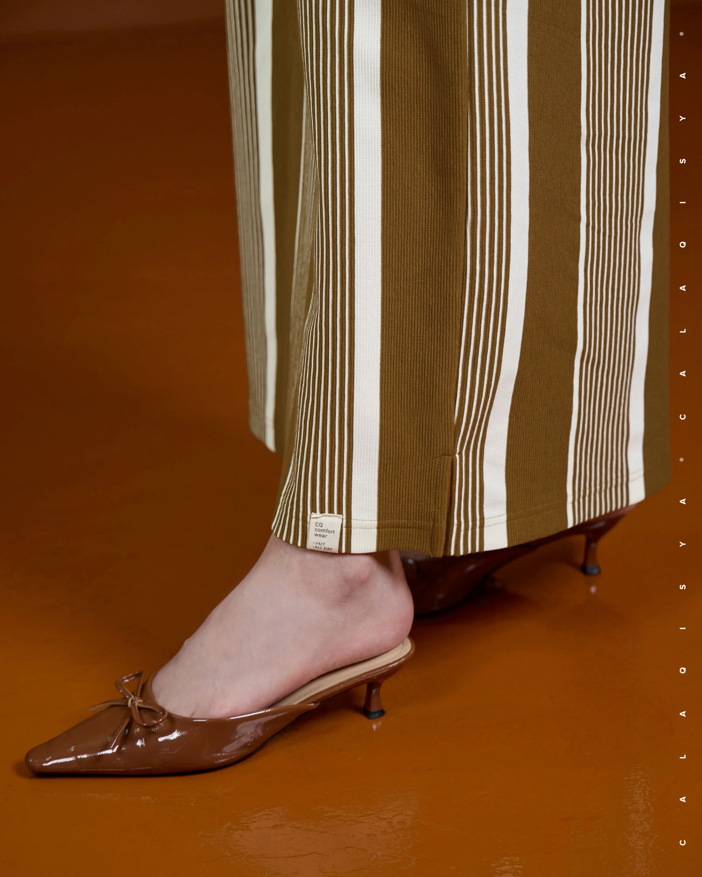 COMFORTWEAR CHEER : STRAIGHT SKIRT IN TAPENADE - Image 3