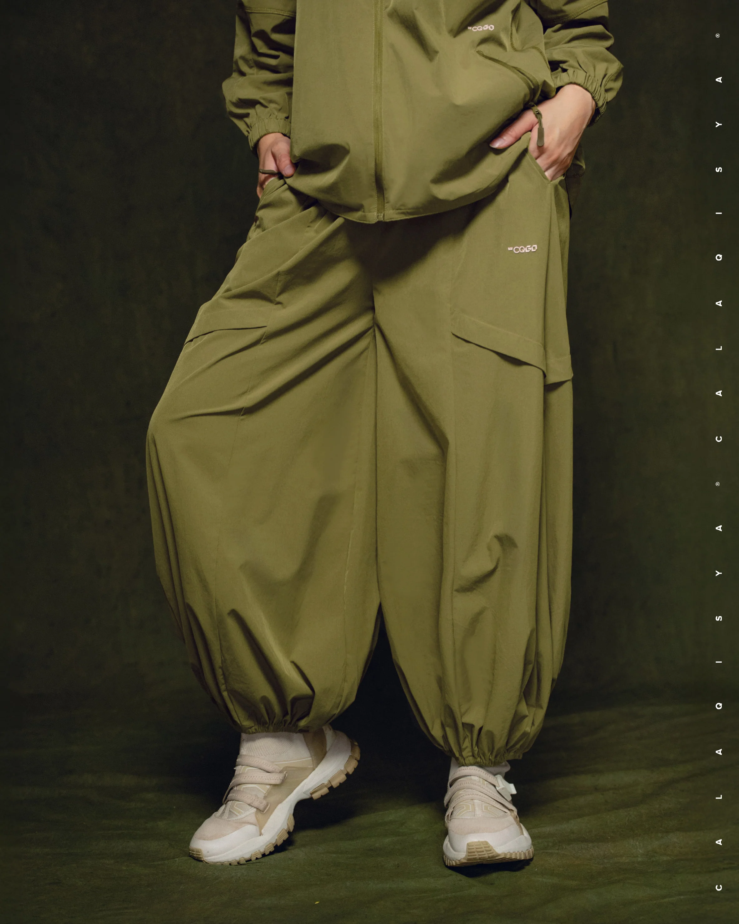 CQ GO : DEUCE PANTS 2.0 IN GREEN MOSS - Image 2