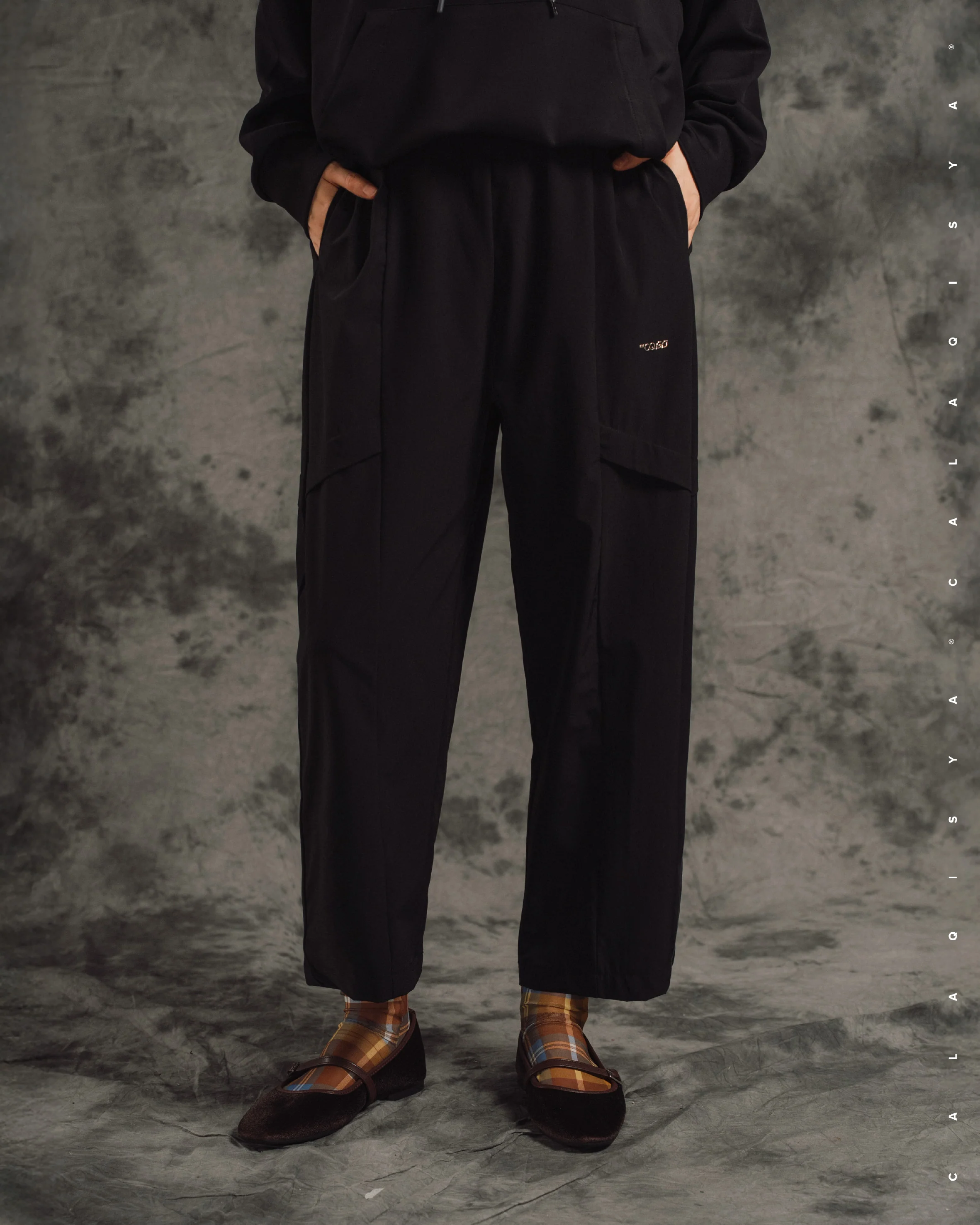CQ GO : WALK TAPERED PANTS IN BLACK - Image 2
