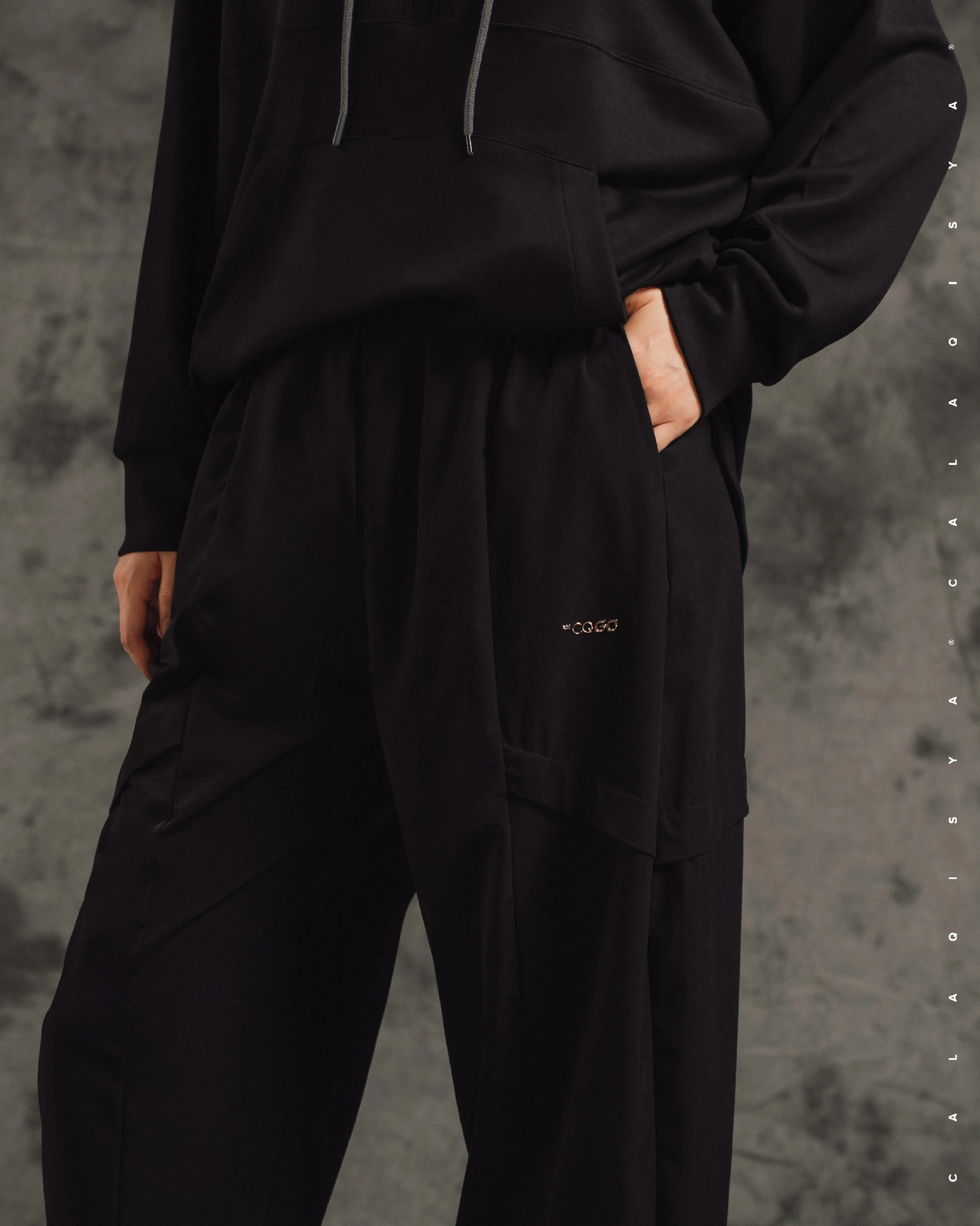 CQ GO : WALK TAPERED PANTS IN BLACK - Image 3