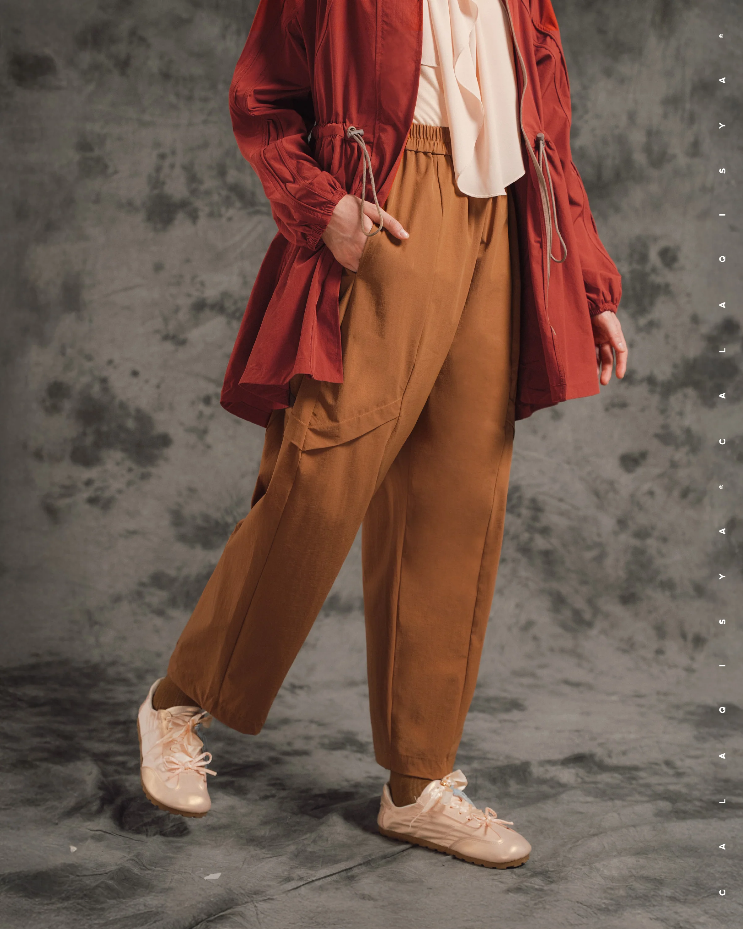 CQ GO : WALK TAPERED PANTS IN MOCHA BISQUE - Image 3