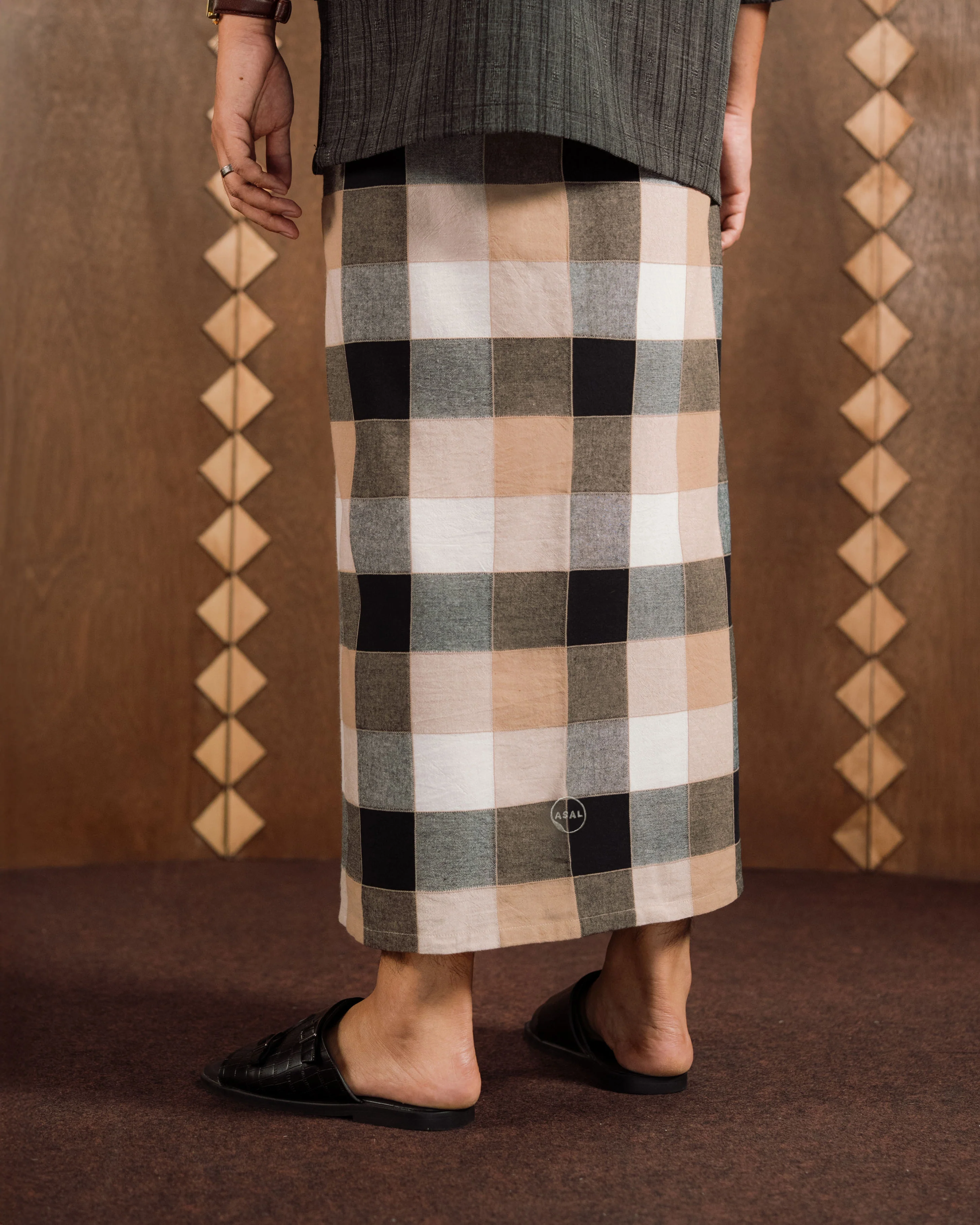 JAYA CHECKERED (KAIN PELIKAT) IN AMBERLIGHT - Image 2