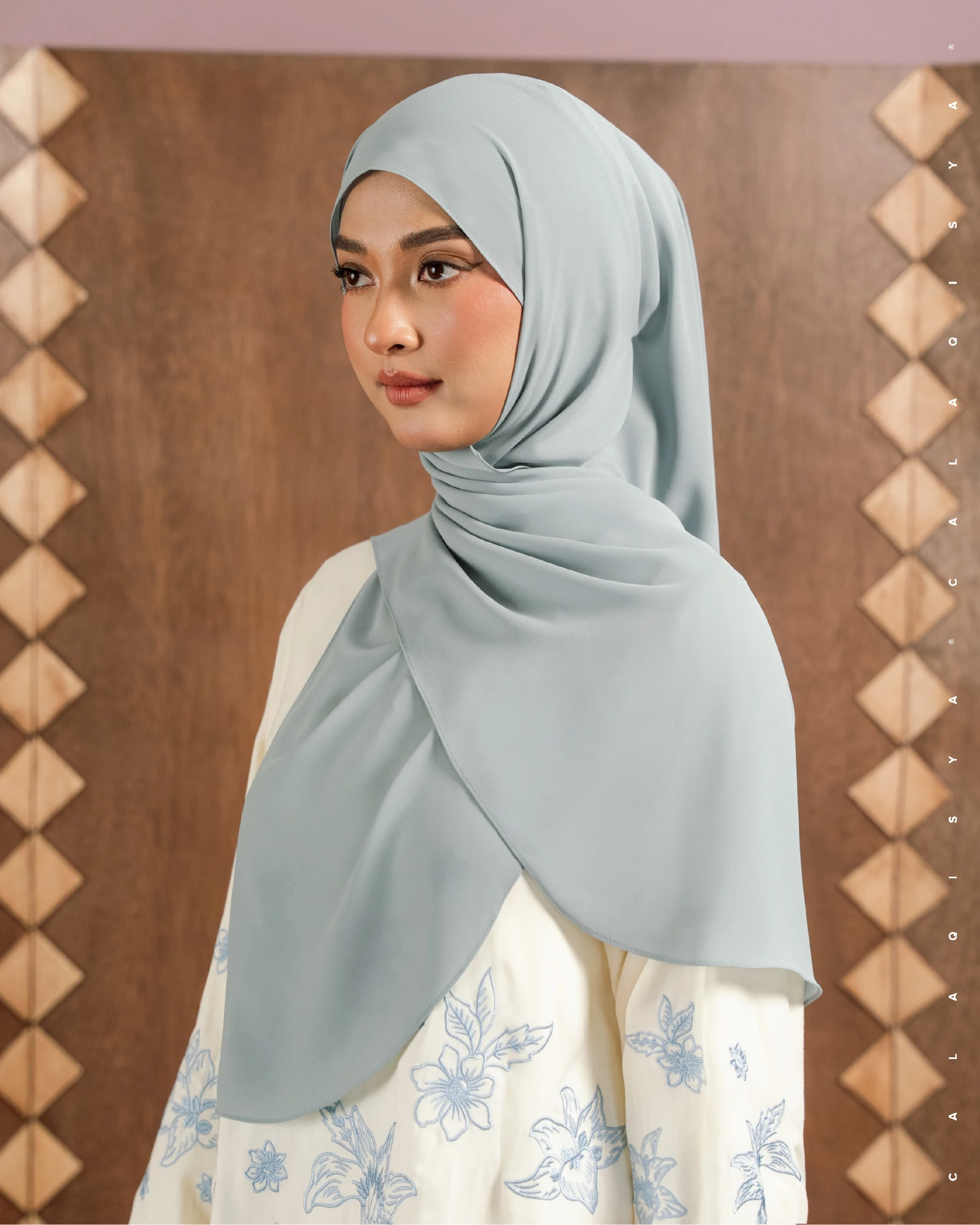 DANIAH CURVE UNDERCHIN IN BELGIAN BLOCK