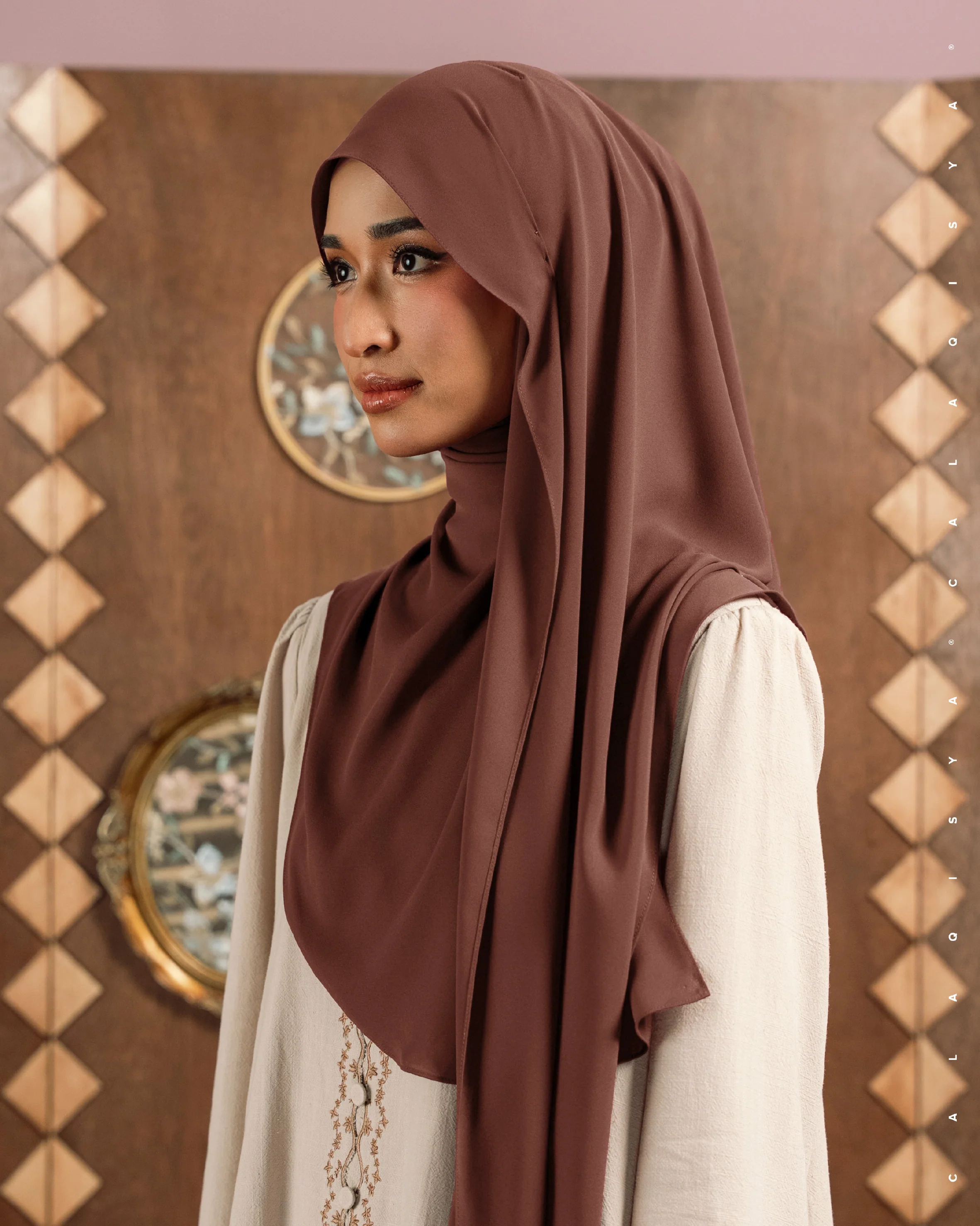 DANIAH CURVE UNDERCHIN IN HOT CHOCOLATE