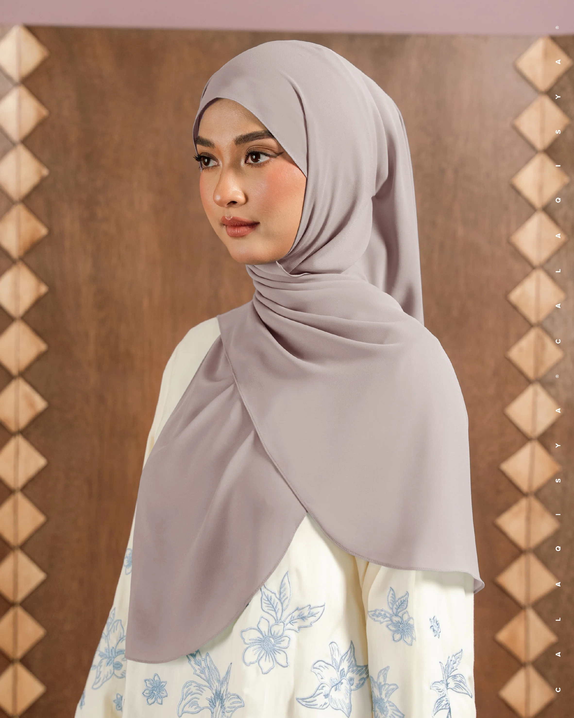 DANIAH CURVE UNDERCHIN IN MUSHROOM