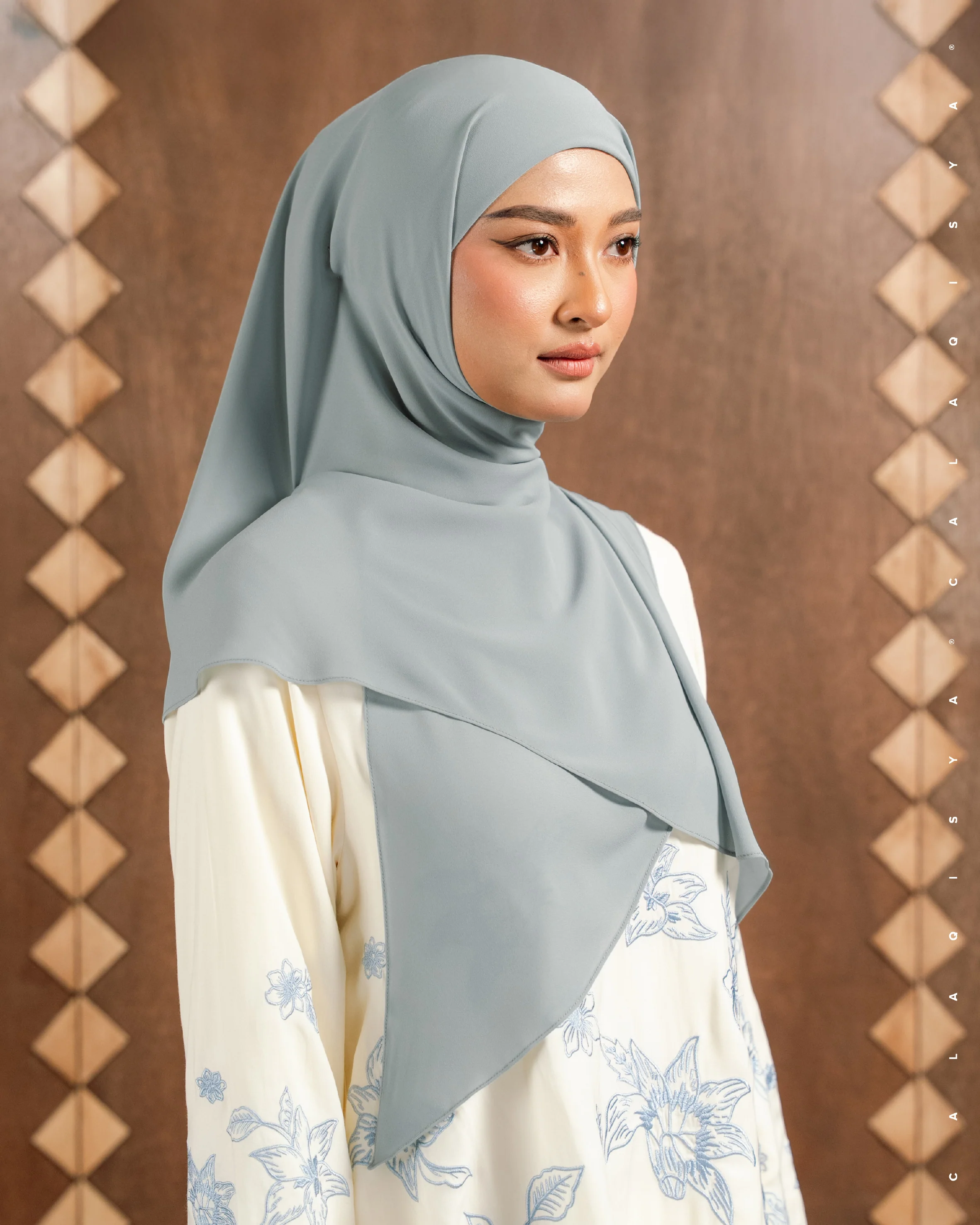 DANIAH TIE BACK UNDERCHIN (TRIANGLE) IN BELGIAN BLOCK