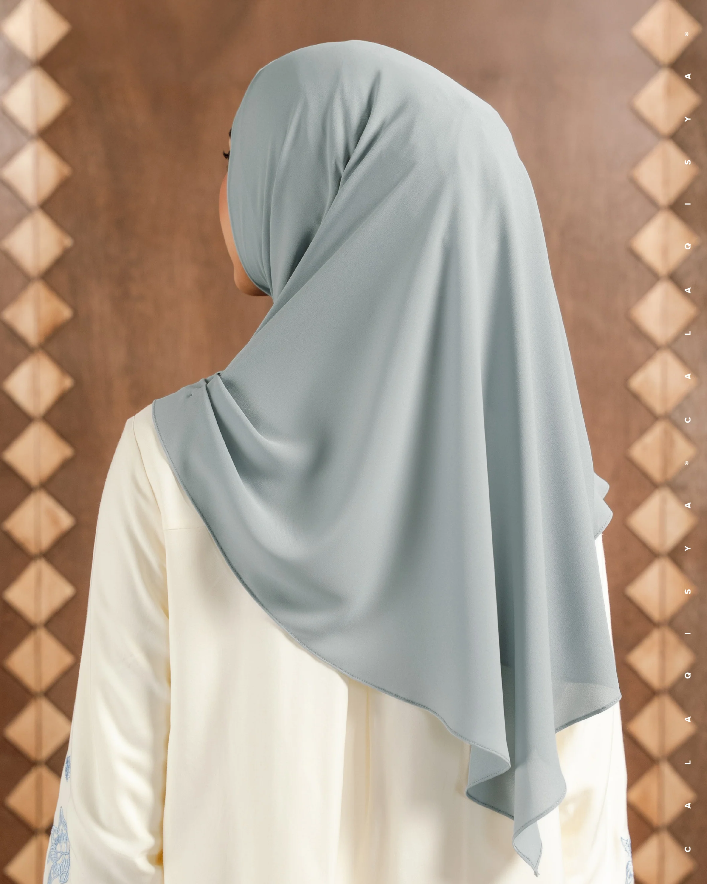 DANIAH TIE BACK UNDERCHIN (TRIANGLE) IN BELGIAN BLOCK - Image 2