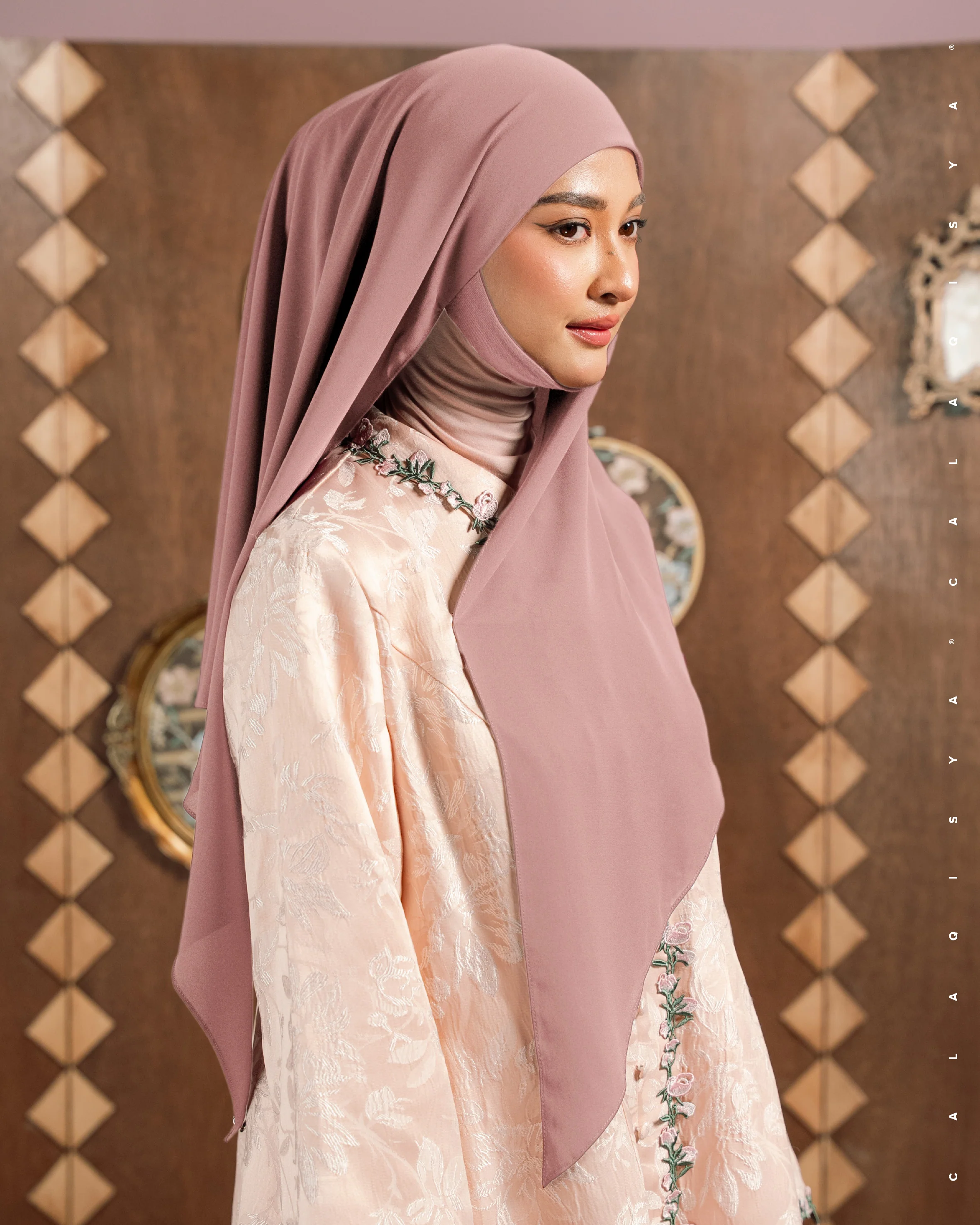 DANIAH TIE BACK UNDERCHIN (TRIANGLE) IN BRICK DUST