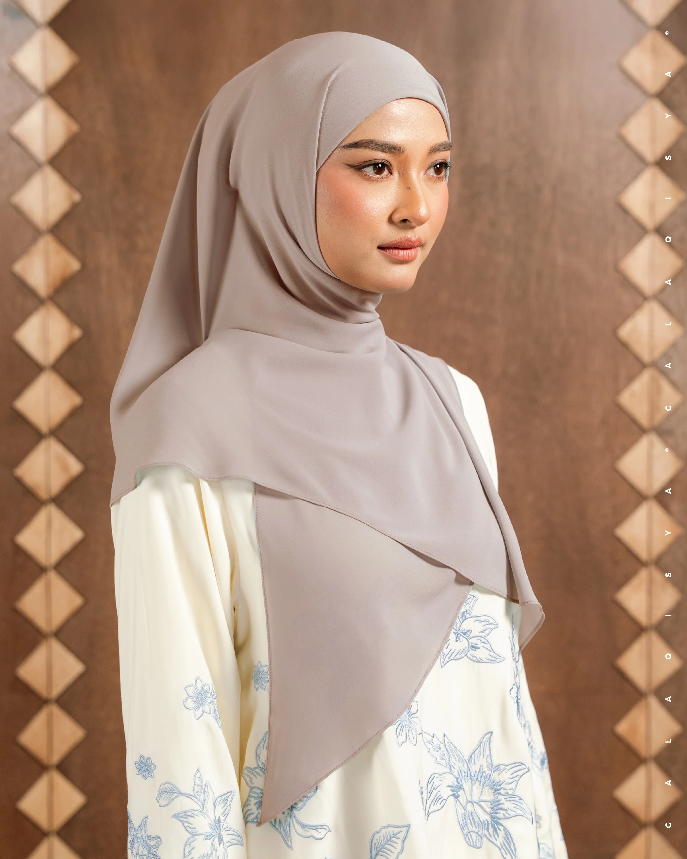 DANIAH TIE BACK UNDERCHIN (TRIANGLE) IN MUSHROOM