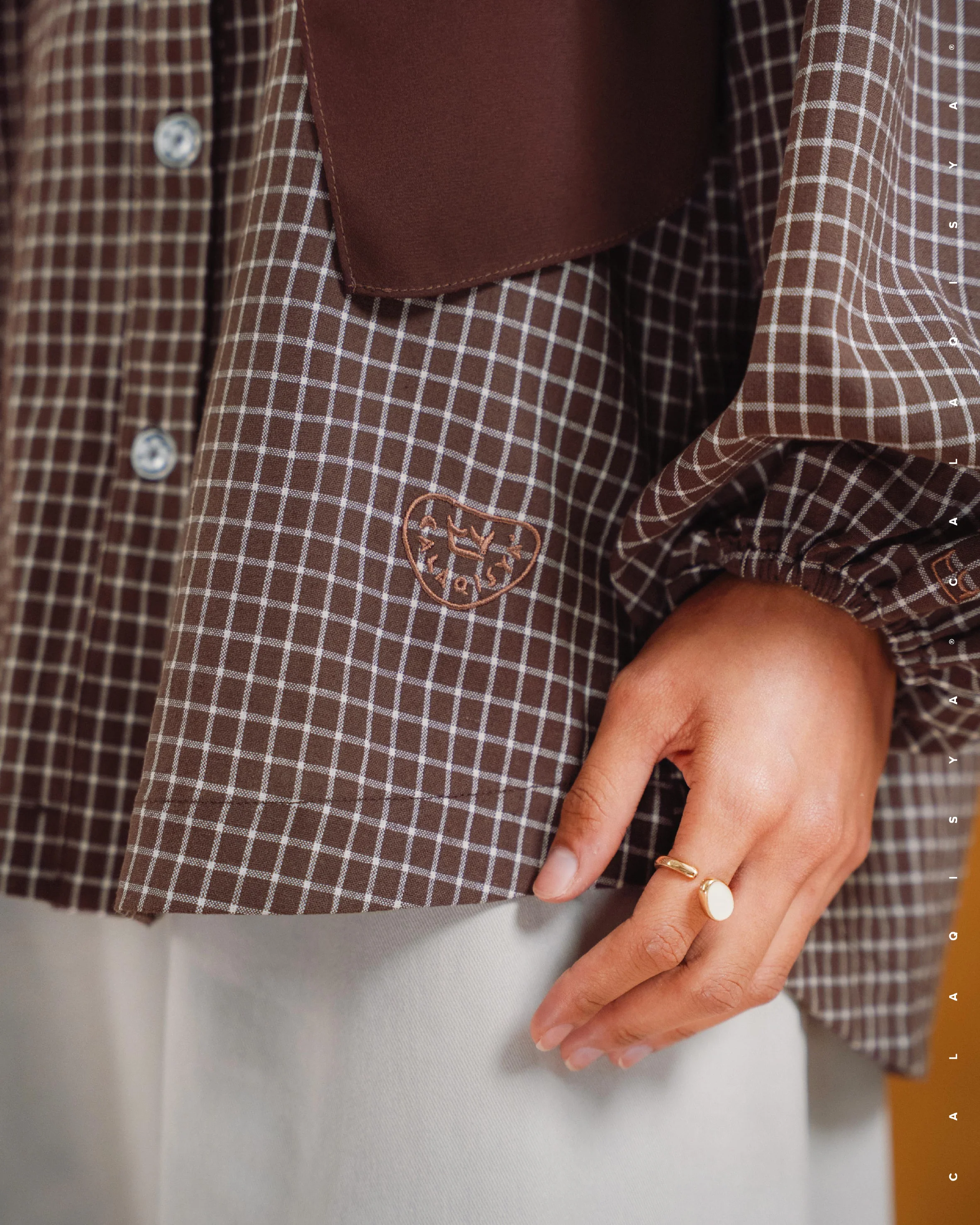 DARLA CHECKERED TOP IN FUDGE