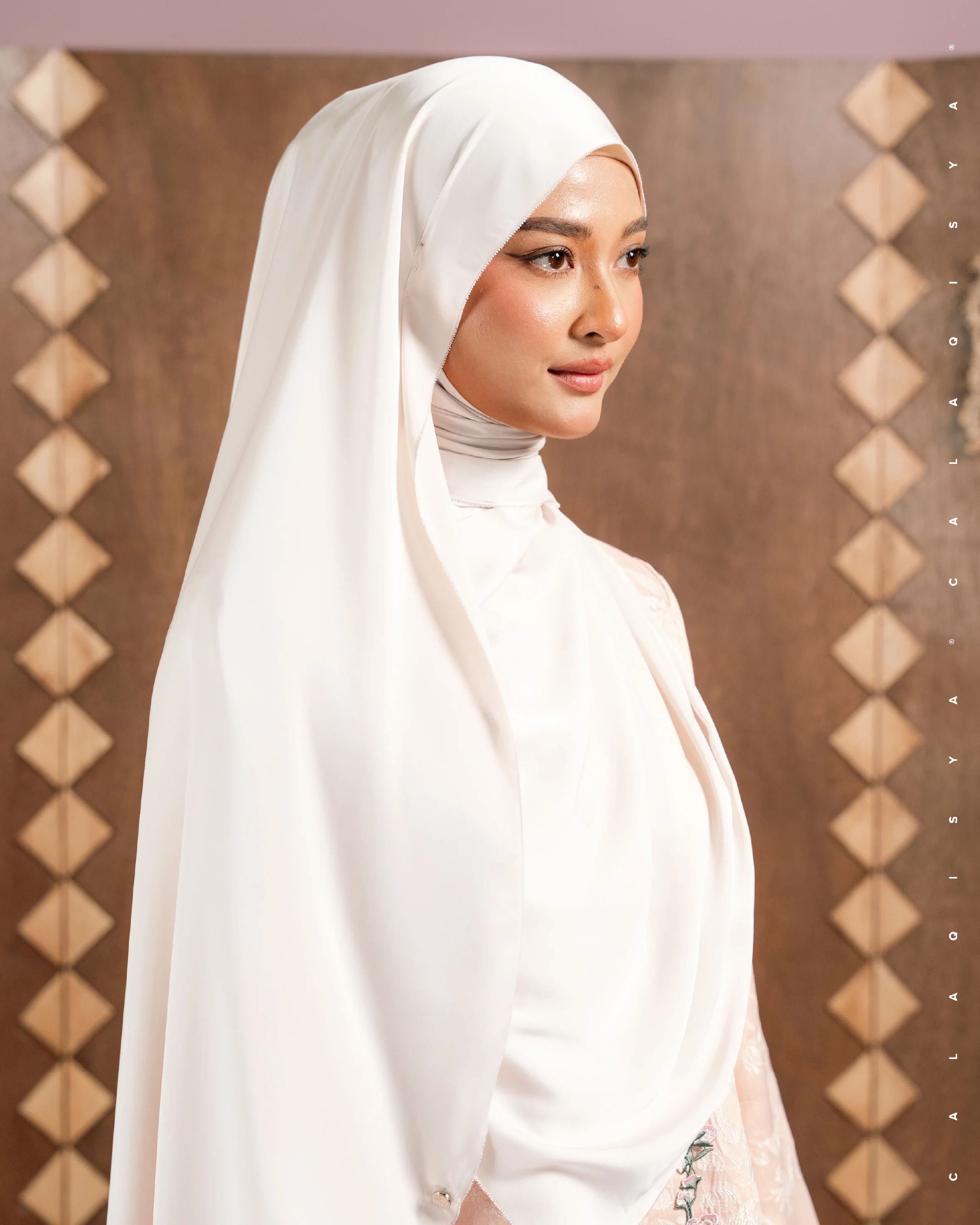 IOWA EYELASH SHAWL IN OFF WHITE