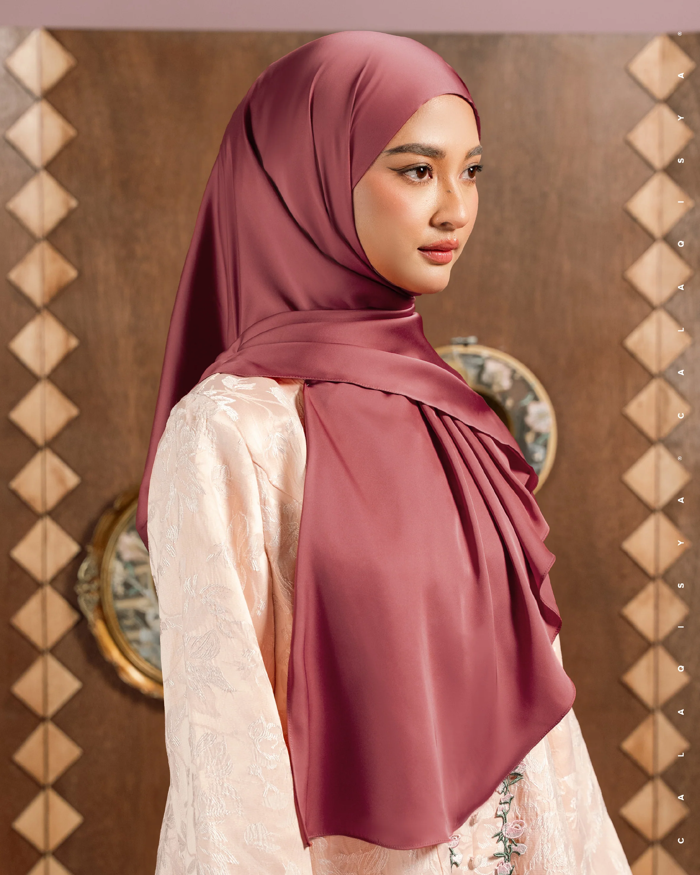 IOWA TIE BACK UNDERCHIN IN CLARET RED