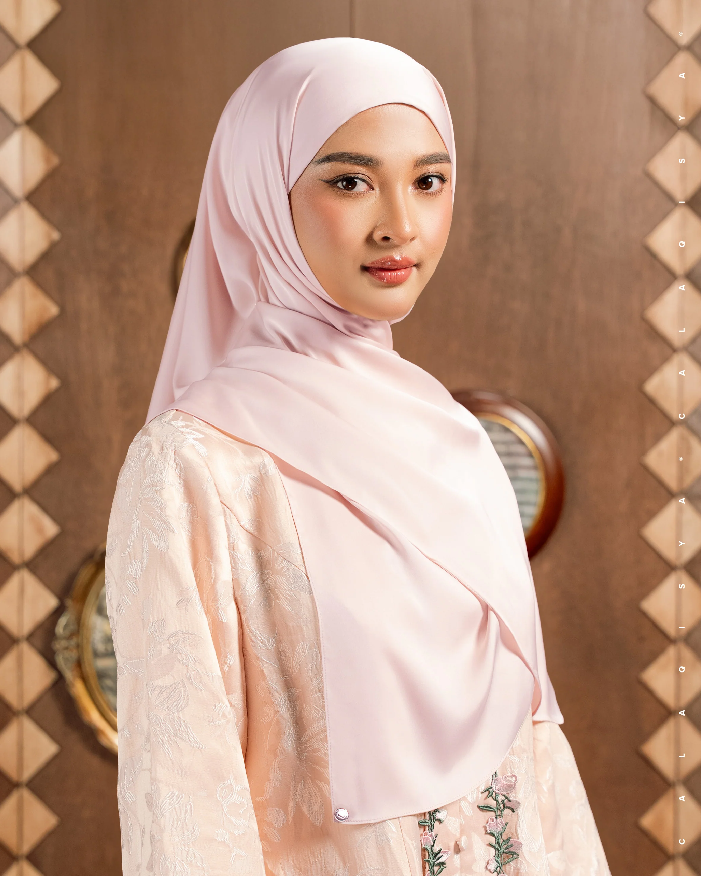 IOWA TIE BACK UNDERCHIN IN PRIMROSE PINK