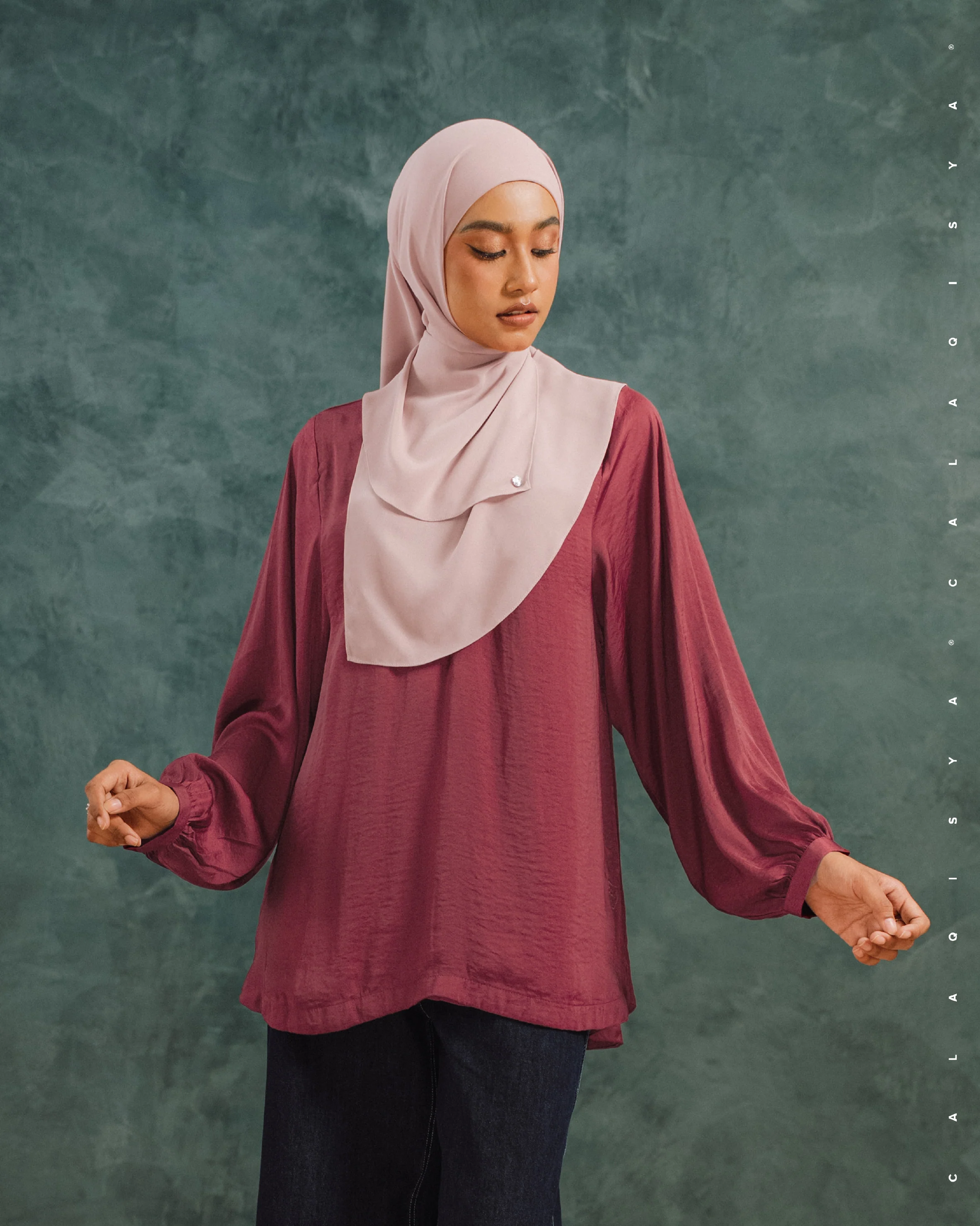 LAUREL BALLOON SLEEVE TOP IN WINTERBERRY