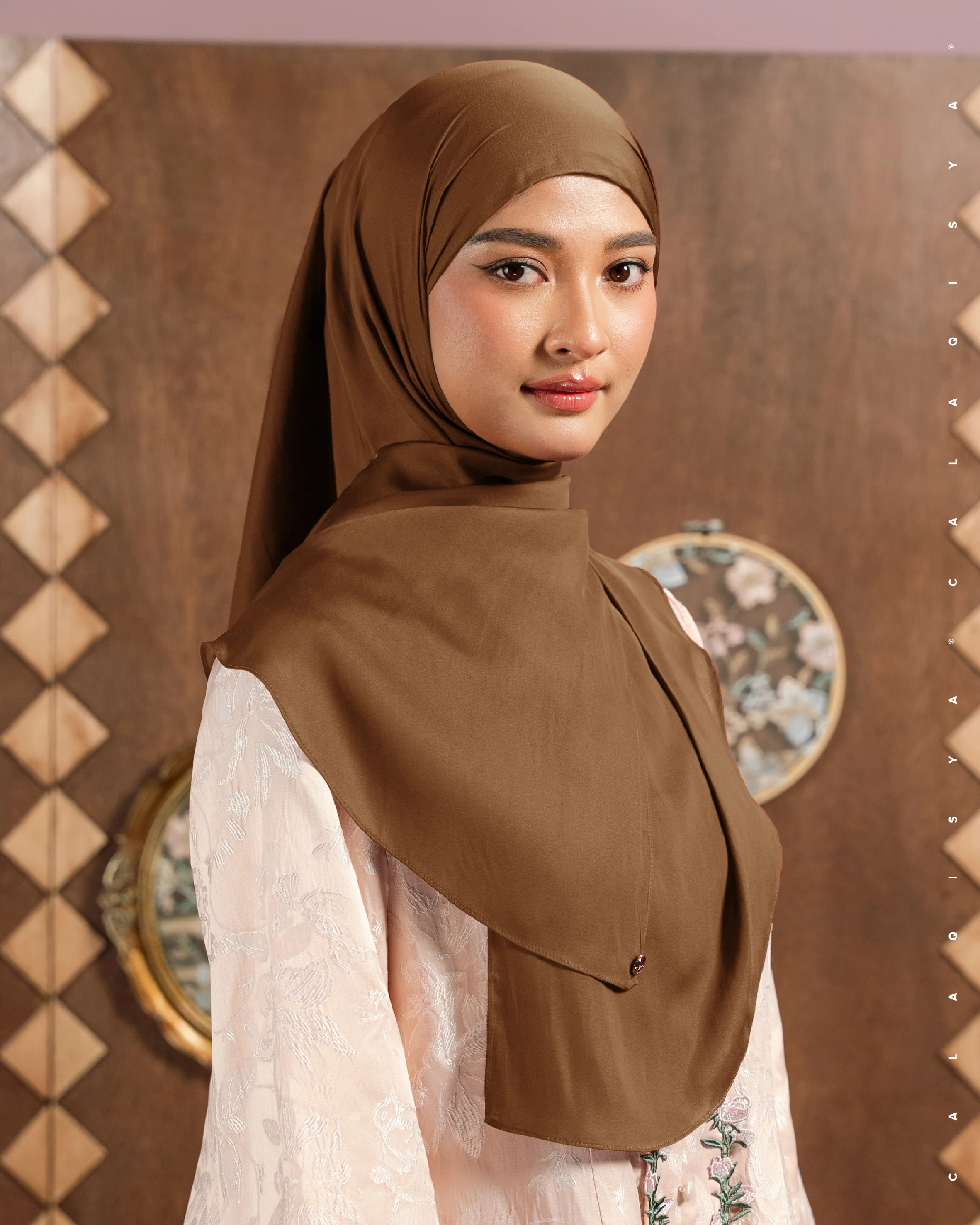 LAUREL TIE BACK UNDERCHIN IN CARAMEL CAFE