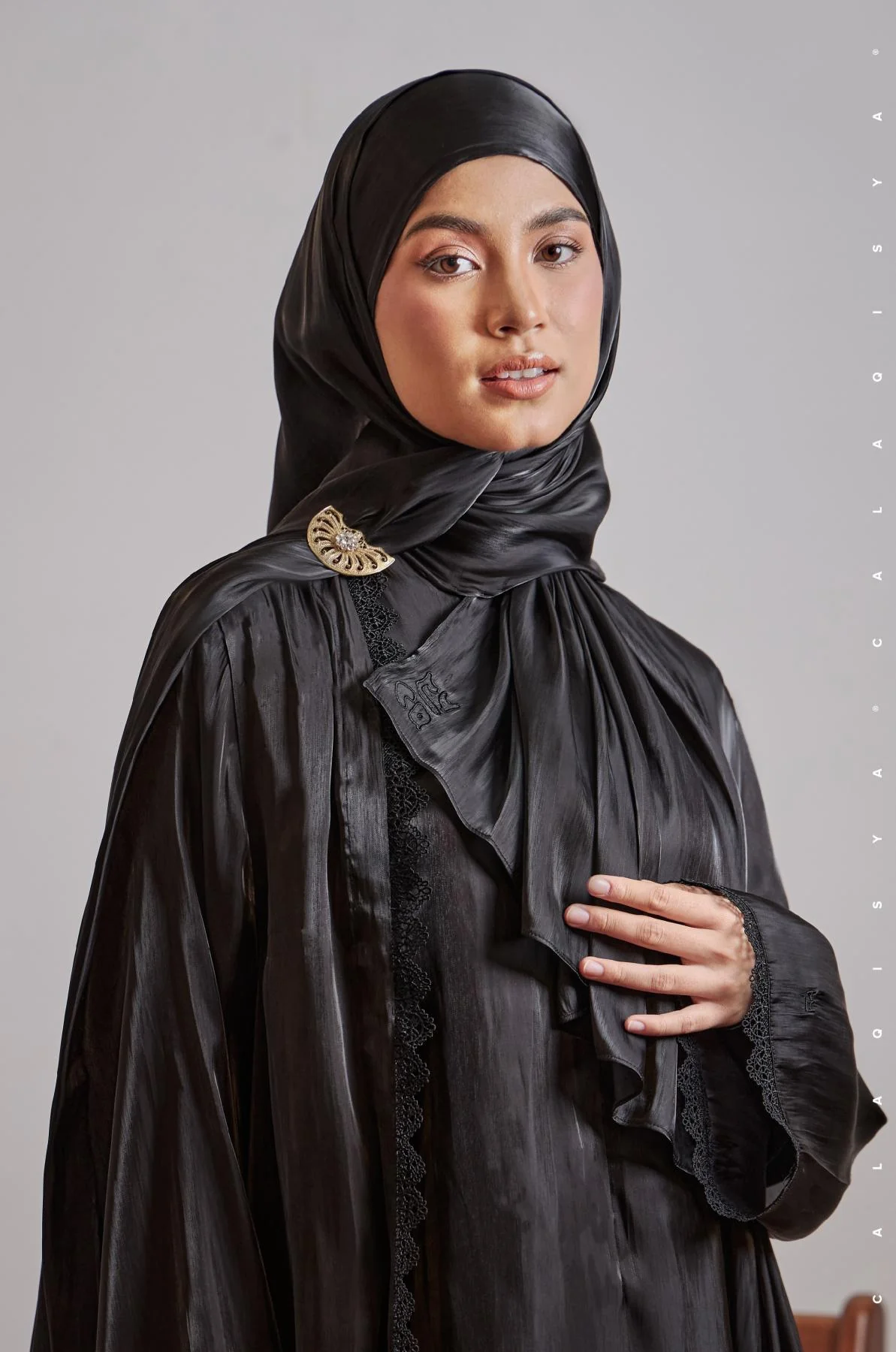 MALIKHA SHAWL IN BLACK