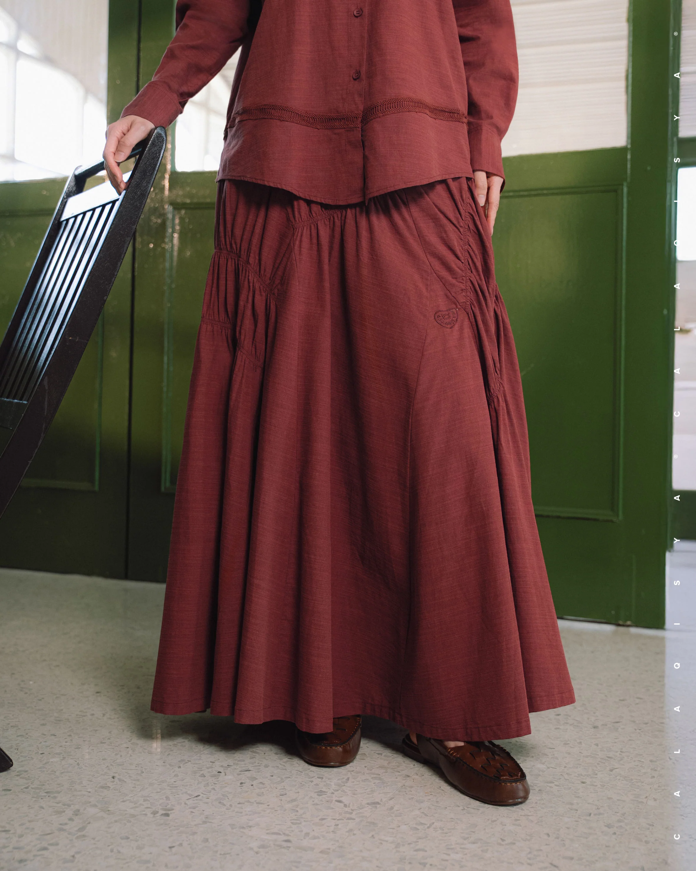 RESORT : RUYA GATHERED SKIRT 2.0 IN FIRED BRICK