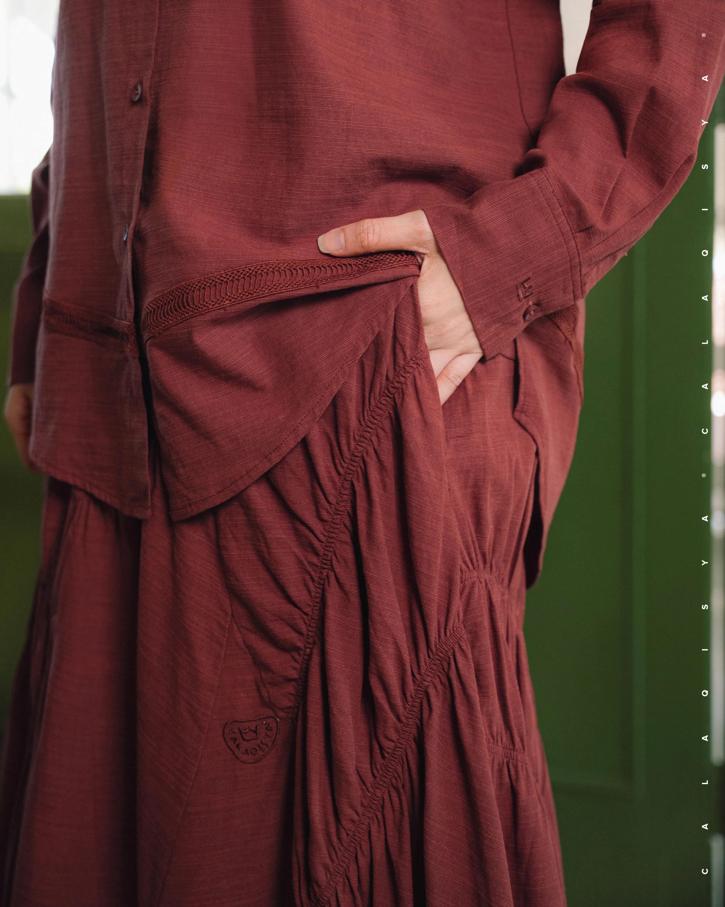 RESORT : RUYA GATHERED SKIRT 2.0 IN FIRED BRICK - Image 2