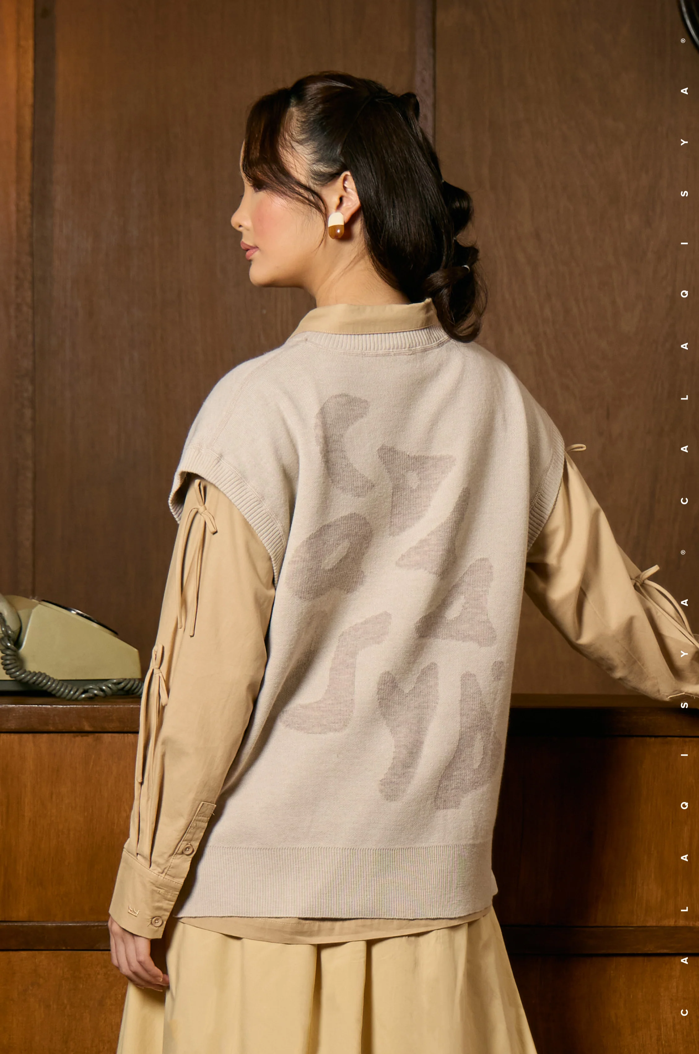 REVERSIBLE: MIRROR VEST IN SNOWFALL - Image 2
