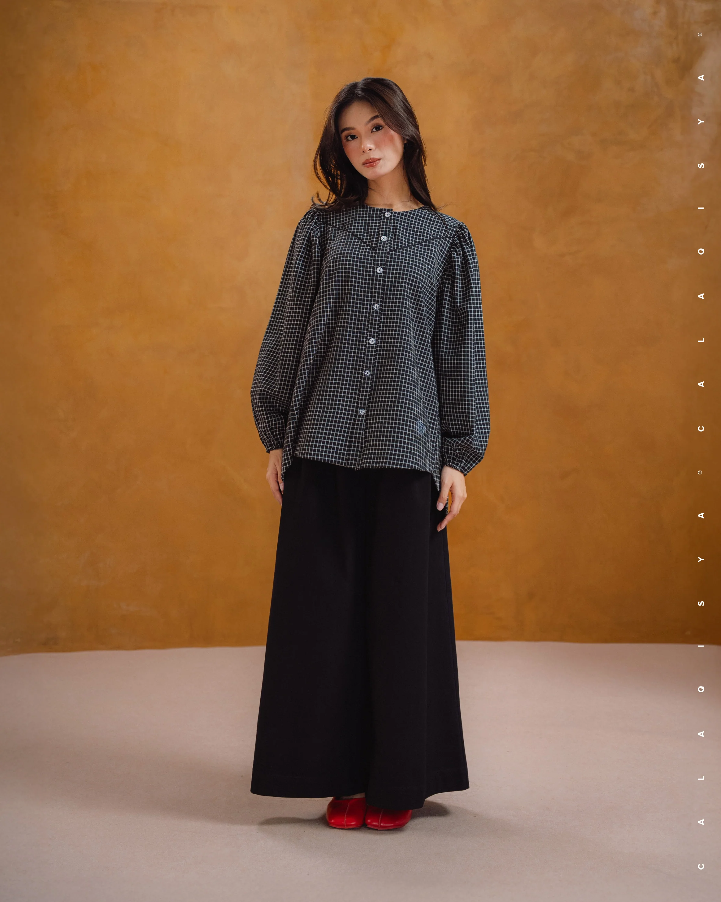 SORA FLARE PANTS IN BLACK