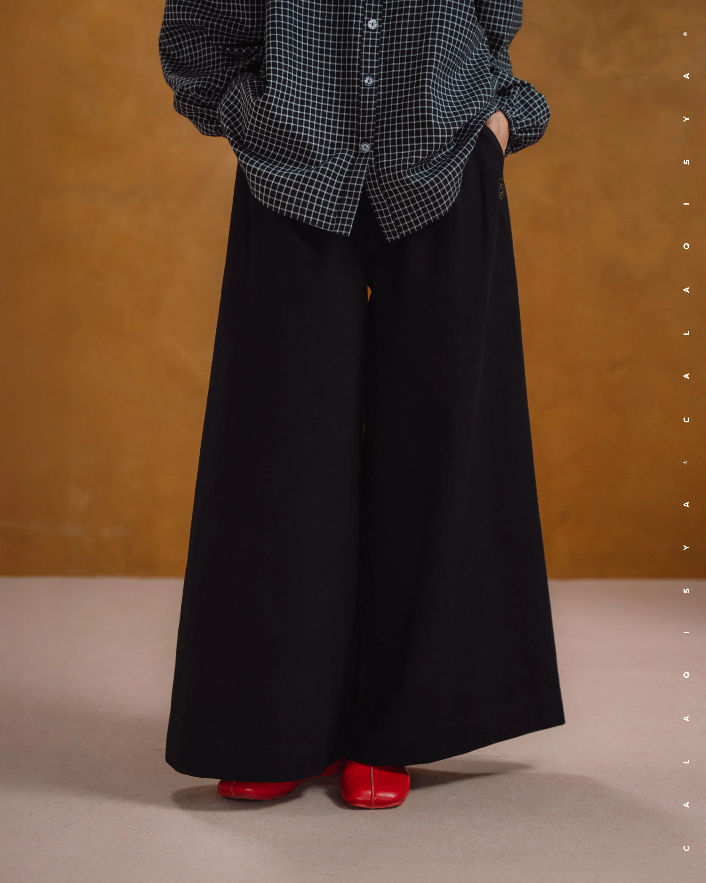 SORA FLARE PANTS IN BLACK - Image 2